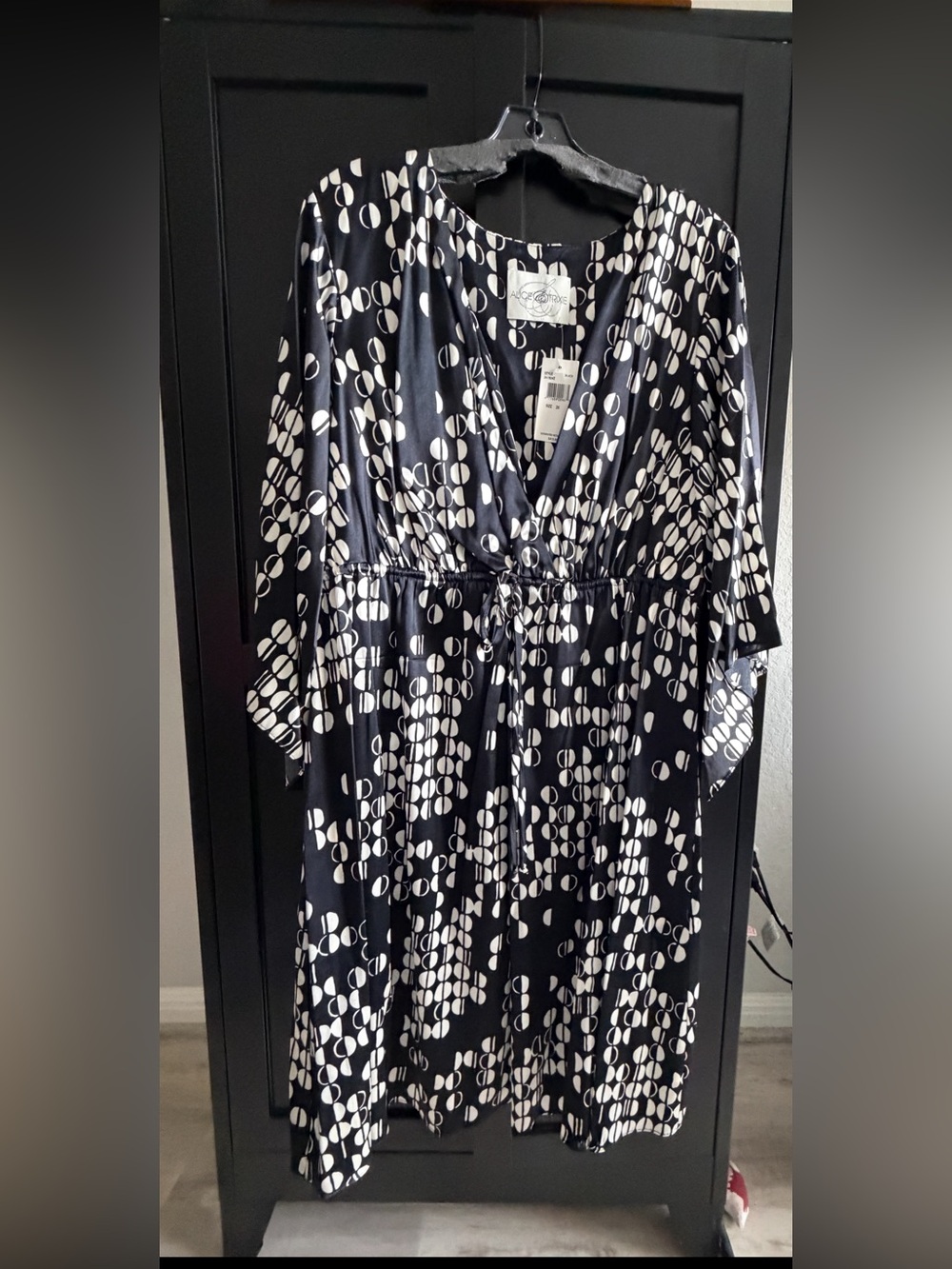 Gorgeous Authentic Alice & Trixie dress
Size: Womens 3X
Condition: New with Tags